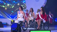 lenkijoje-surengtas-neigaliojo-vezimelyje-sedinciu-merginu-grozio-konkursas