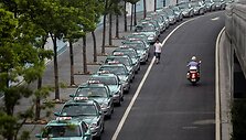 Gatvėje i&scaron;rikiuoti taksi automobiliai 