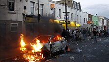 Londono &scaron;iaurėję degantis automobilis