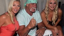 Hulkas Hoganas su žmona Jennifer McDaniel ir dukra Brooke Hogan (de&scaron;inėje)