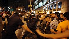 Protestuotojų ir policininkų susirėmimas