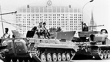 1991 metų rugpjūčio 19-ąją tankai stovėjo prie&scaron;ais Rusijos Baltuosius rūmus.