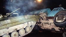 1991 metų rugpjūčio 20-ąją Maskvos centre tankas stumia sunkvežimį, kuris blokavo kelią.