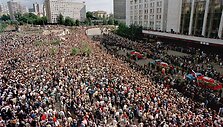 1991 metų rugpjūčio 24-ąją minios žmonių dalyvavo perversmo aukų laidotuvių ceremonijoje.