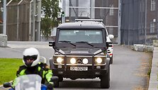 Andersas Behringas Breivikas &scaron;arvuotu automobiliu vežamas į teismo posėdį