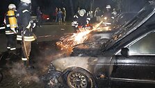 Gaisrininkai pjausto automobilio kapotą
