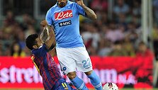 Thiago Alcantara (kairėje) ir Ezequielis Ivanas Lavezzi kovoja dėl kamuolio.