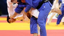 Japonas Junpei Morishita (kairėje) kovoja su kanadiečiu Sasha Mahmedovičiumi