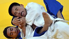 Korėjietis Kangas Ho Songas (vir&scaron;uje) kovoja su britu Ashley Mckenzie