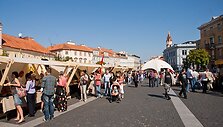 Vilniaus Rotu&scaron;ės aik&scaron;tėje &scaron;urmuliuoja amatų, meistrų ir pameistrių mugė.