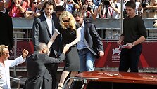 Madonna lipa i&scaron; motorinės valties