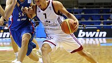 Milo&scaron;as Teodosic ir Janis Blums (de&scaron;inėje)