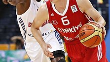 Emiras Preldičius (de&scaron;inėje)