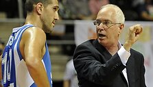 Izraelio krep&scaron;inio rinktinės treneris Arikas Shivekas (dė&scaron;inėje) kalbasi su Talu Bursteinu