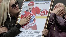Mergina laiko ledo ritulininko Daniilo Sobchenko paveikslą.