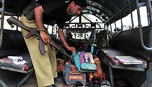 Pakistane užpuolikai atakavo mokyklos autobusą.