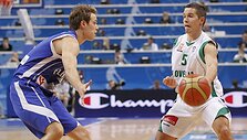 Jaka Lakovičius (de&scaron;inėje)