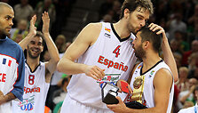 Pau Gasolis (centre)