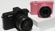 &bdquo;Nikon 1 V1&ldquo; (kairėje) ir &bdquo;Nikon 1 J1&ldquo;
