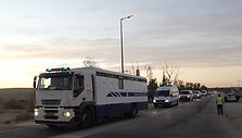 Palestiniečius kalinius vežanti automobilių kolona