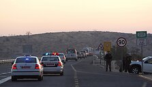 Palestiniečius kalinius vežanti automobilių kolona