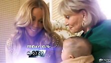 Barbara Walters (de&scaron;inėje) kartu su Mariah Carey ir jos vaiku