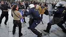 Protestuotojai bando atimti skydą i&scaron; policininko.