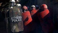 Į Graikijos policininkus protestuotojai svaidė dažų bombas.