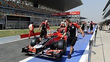 &bdquo;Virgin-Cosworth&ldquo; komandos nariai stumia &bdquo;Formulės-1&ldquo; bolidą.