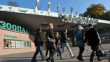 Pusnuogės &bdquo;Femen&ldquo; aktyvistės ant stogo prie įėjimo į Kijevo zoologijos sodą.