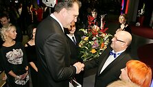 Arvydas Sabonis sveikina Visvaldą Matijo&scaron;aitį.