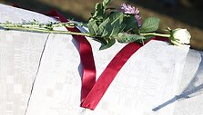 Paminklo atidengimo ceremonijos akimirka
