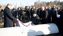 Paminklo atidengimo ceremonijos akimirka