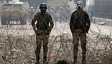 Egipto armijos kariai stovi prie spygliuotos vielos netoli Tahriro aik&scaron;tės