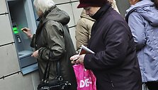 Moteris prie &bdquo;Latvijas Krajbanka&ldquo; bankomato