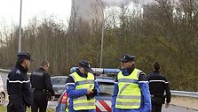 Policiją blokuoja kelią į atominę elektrinę Prancūzijoje.