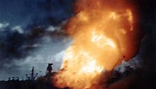 Japonų numesta bombą pataikė į JAV laivą &bdquo;Arizona&ldquo;. 1941 gruodžio 7 d. 
