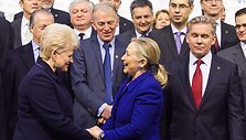 Lietuvos prezidentė Dalia Grybauskaitė sveikinasi su Hillary Clinton