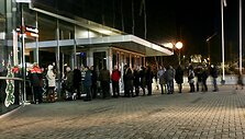 Eilės prie &bdquo;Swedbank&ldquo; bankomato