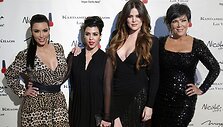 (I&scaron; kairės) Kim Kardashian, Kourtney Kardashian, Khloe Kardashian ir Kris Jenner