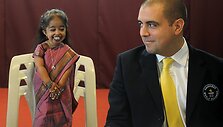 Guinnesso rekordų arbitras Robas Molloy &scaron;alia Jyoti Amge