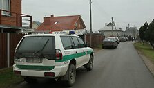 Policijos automobilis netoli Laimutės Kedienės namų