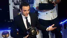 D.Berbatovas atsiima geriausio &scaron;alies futbolininko apdovanojimą