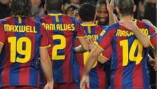 Barselonos futbolininkai &scaron;venčia pergalę.