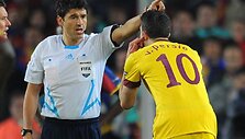 R.van Persie prie&scaron; save i&scaron;vydo dvi geltonas korteles.
