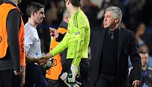 Carlosas Ancelotti diskutuoja su teisėjais.