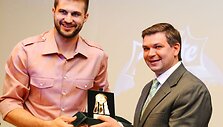 V. Pak&scaron;čiui padėkos dovaną įteikė L. Kleiza