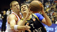 Marijonas Petravičius prie&scaron; Darju&scaron;ą Lavrinovičių