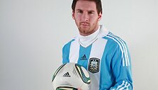 Leonelis Messi pakeitė &scaron;ukuoseną ir pozavo fotosesijoje, skirtoje artėjančioms pirmenybėms 