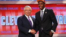 Kyrie Irvingas ir NBA vadovas Davidas Sternas